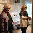 27. april: Dronning Sonja åpner Glasslåven Kunstsenter. Her med Ulla-Mari Brantenberg i Glasslåven. Foto: Marianne Hagen, Det kongelige hoff